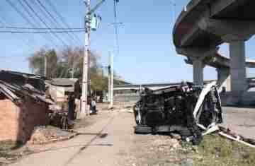 Caminhão-cegonha tomba e carro cai de ponte em Porto Alegre